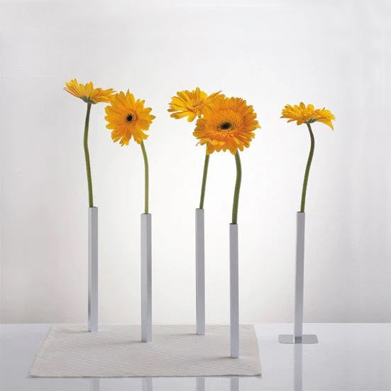 Magnetische Vaas Aluminium set van 5│art. PE543│met gele bloemen op kleedje