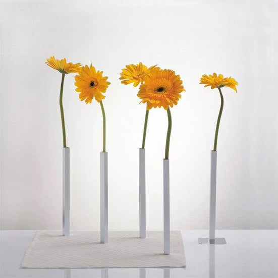 Magnetische Vaas Aluminium set van 5│Magnetic Vase Peleg Design│foto met servet en gele bloemen