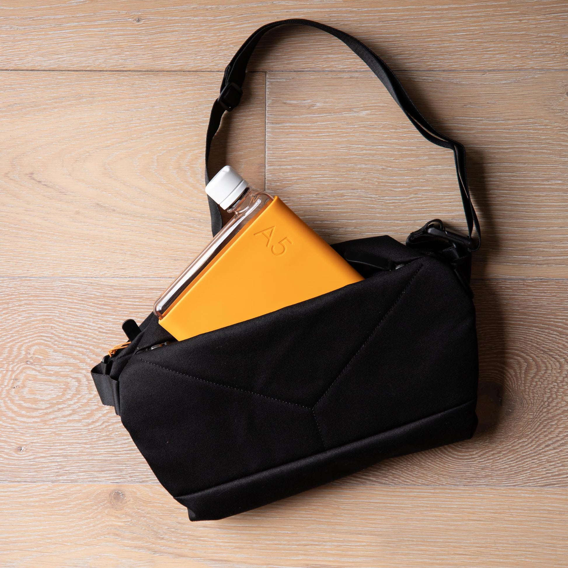 Memobottle Silicone Sleeve A7│Mandarin│Drinkfles│foto in handtas