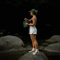 Memobottle Silicone Sleeve A5 Moss Green│Drinkfles│foto met model op rotsblok in water