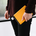 Memobottle Silicone Sleeve A5 Mandarin│Drinkfles│foto met Memobottle in hand gedragen