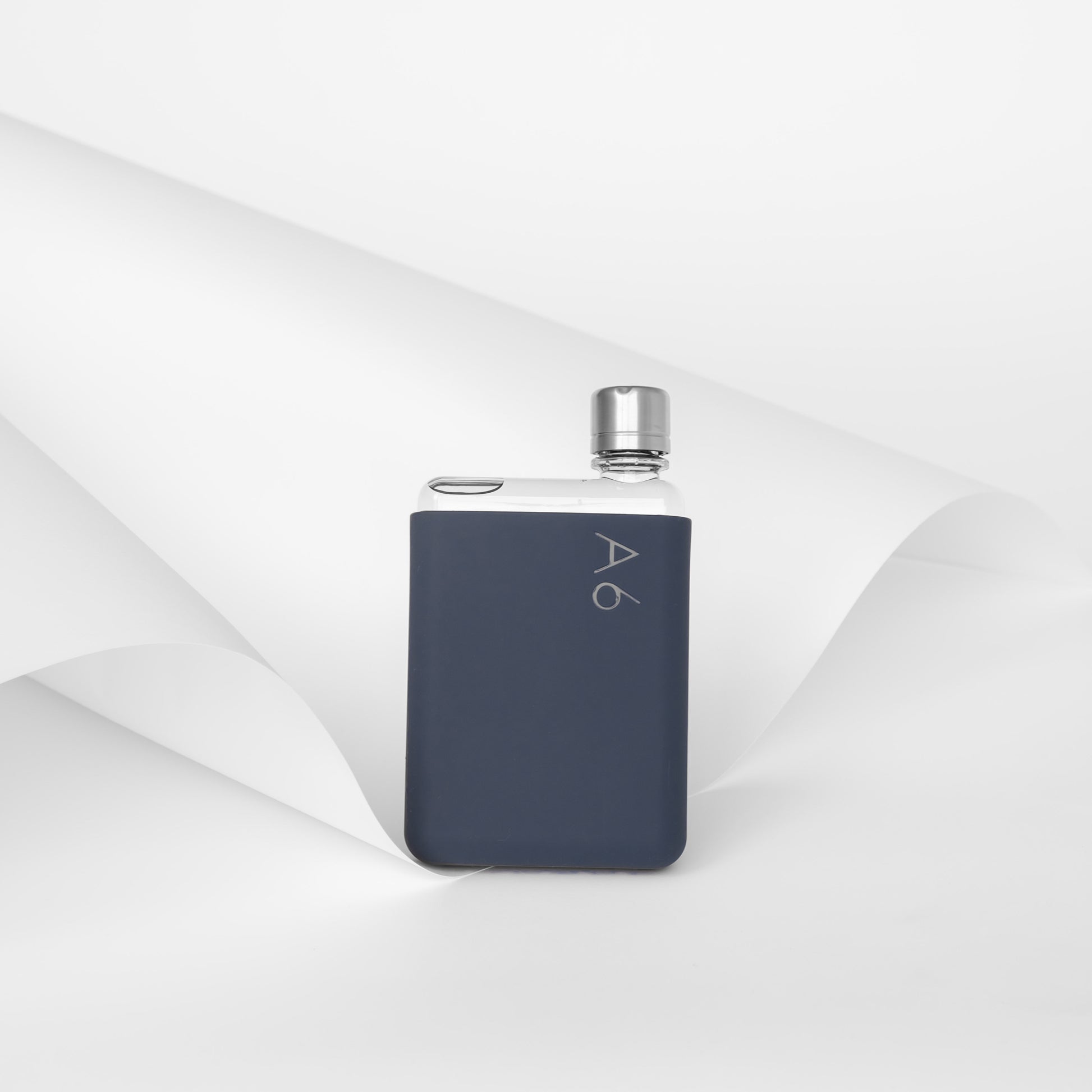 Memobottle Silicone Sleeve A6│Midnight Blue│Drinkfles│foto papier op achtergrond