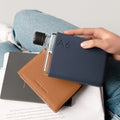 Memobottle Silicone Sleeve A6│Midnight Blue│Drinkfles│lifestyle foto met portefeuille en notebook
