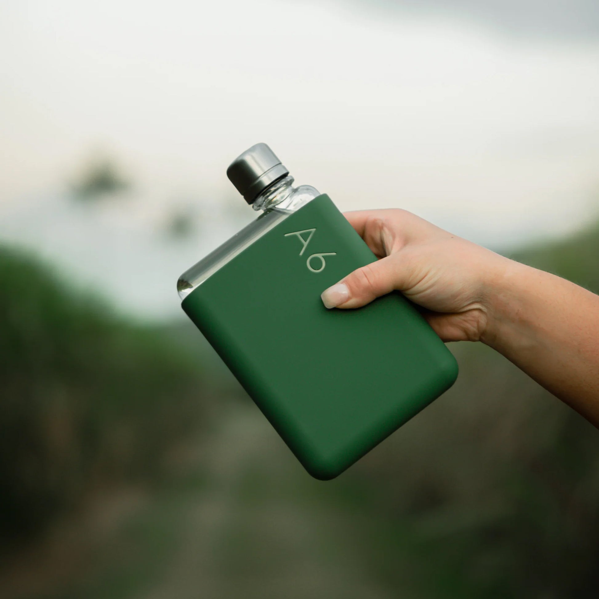 Memobottle Silicone Sleeve A6│Moss Green│foto met fles in hand