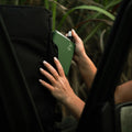 Memobottle Silicone Sleeve A6│Moss Green│foto met rugzak en struiken op achtergrond