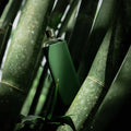Memobottle Silicone Sleeve Slim Moss Green│Drinkfles│foto Memobottle tussen Bamboe