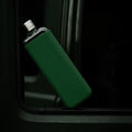 Memobottle Silicone Sleeve Slim Moss Green│Drinkfles│foto met Memobottle in raamopening groene auto