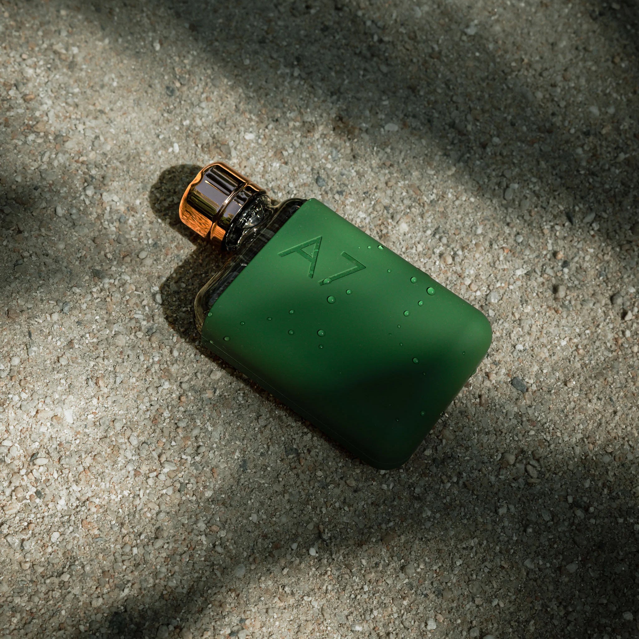 Memobottle A7 Silicone Sleeve│Moss Green│foto met fles op stenen ondergrond