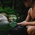 Memobottle A7 Silicone Sleeve│Moss Green│foto bij water met rugzak