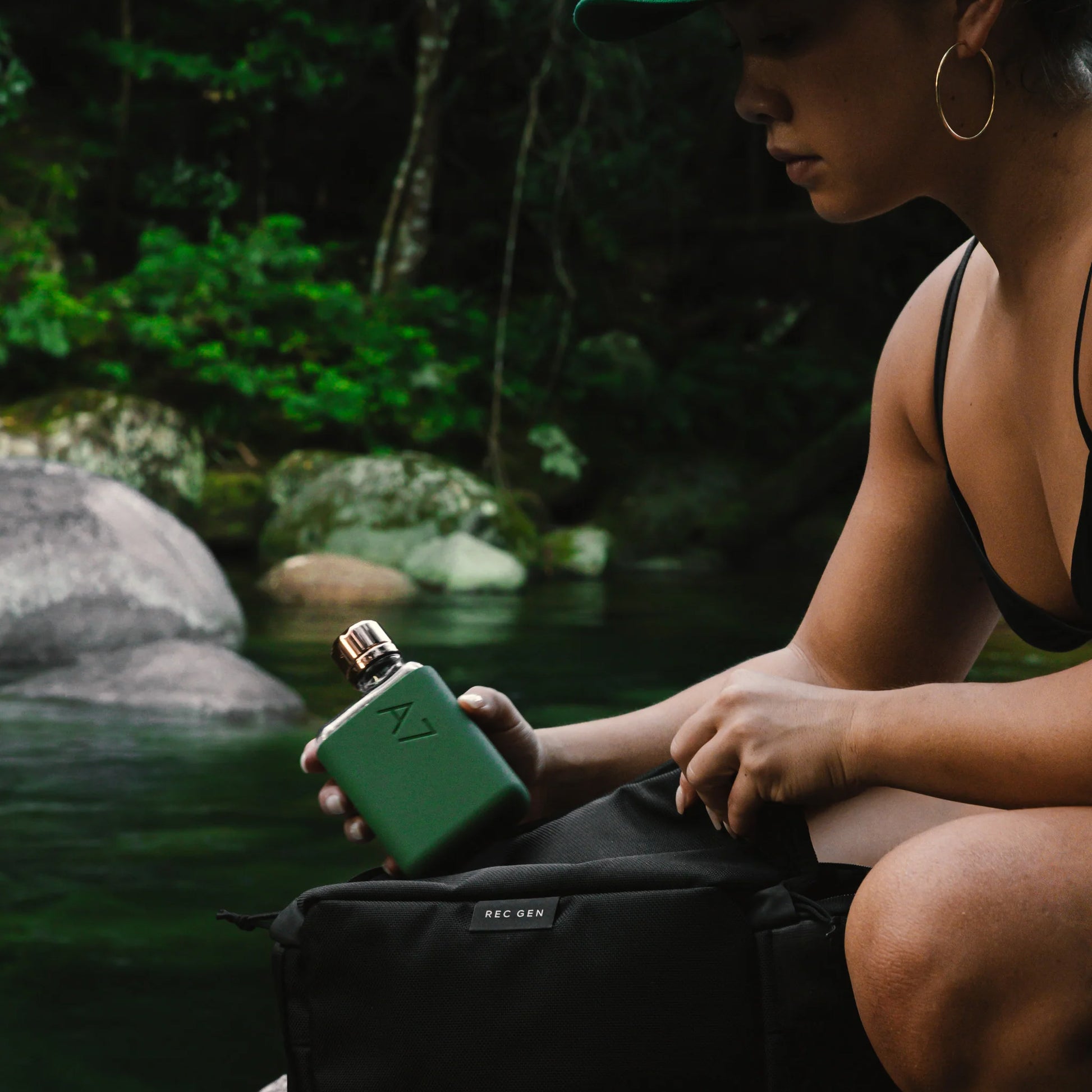 Memobottle A7 Silicone Sleeve│Moss Green│foto bij water met rugzak