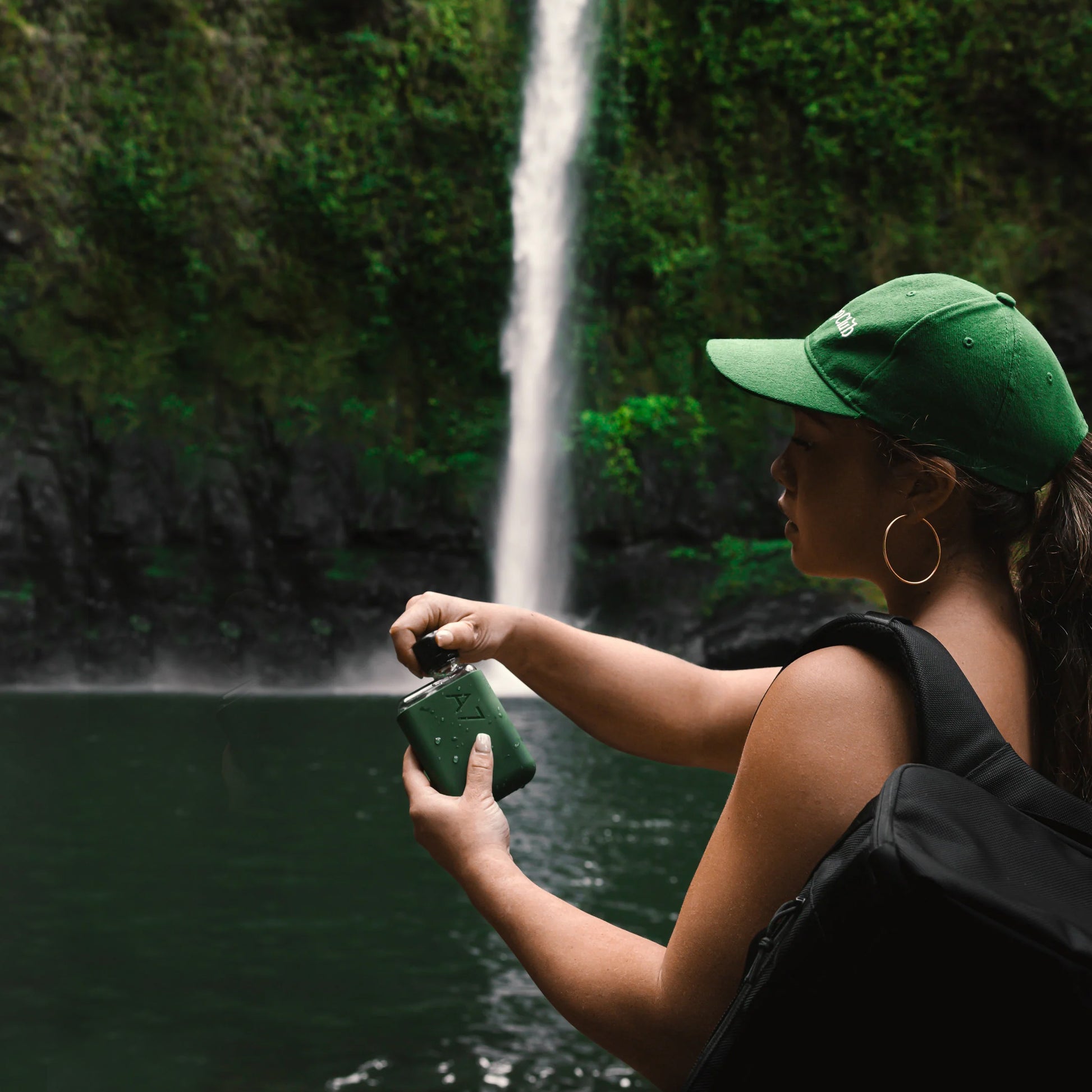 Memobottle A7 Silicone Sleeve│Moss Green│foto met waterval op achtergrond