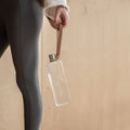 Memobottle Slim│Platte Waterfles 450ml│foto met leren draagriem en hand
