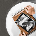 Memobottle Slim│Platte Waterfles 450ml│foto op ronde tafel met Ipad