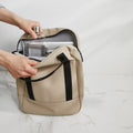Memobottle Slim│Platte Waterfles 450ml│foto met volle fels in rugzak