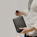 Memobottle Stainless Steel A5 Zwart│Drinkfles│foto met waterfles in hand en losse dop
