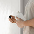Memobottle Stainless Staal A6 Wit│Drinkfles│lifestyle foto in hand met losse dop