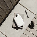 Memobottle Stainless Staal A6 Wit│Drinkfles│foto op bank met notebook en pen