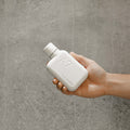 Memobottle Stainless Steel A7 Wit│drinkfles│foto in hand met betonnen achtergrond