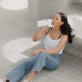 Memobottle Stainless Steel Slim│Drinkfles│foto met vrouw drinkend aan Memobottle