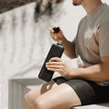 Memobottle Stainless Steel Slim│Zwart│Drinkfles│foto met fles in hand en losse draaidop