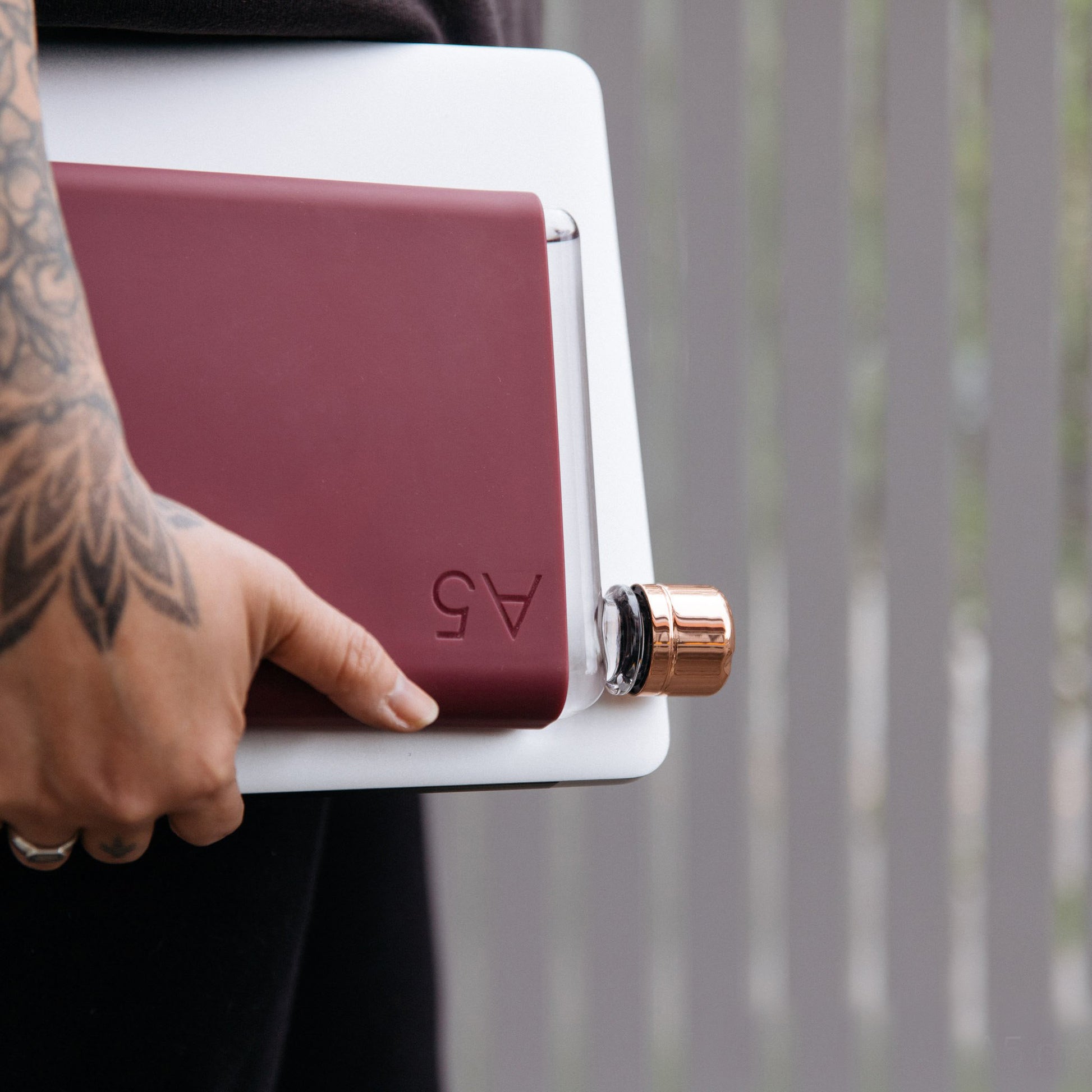 Memobottle Silicone Sleeve A5 wild Plum│Drinkfles│lifestyle foto met laptop in hand