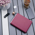 Memobottle Silicone Sleeve A5 wild Plum│Drinkfles│lifestyle foto op buitentafel met telefoon en orbitkey