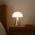 Lexon Mina Large Oplaadbare Tafellamp Aluminium│art. LH65MAP│op houten tafeltje naast bed