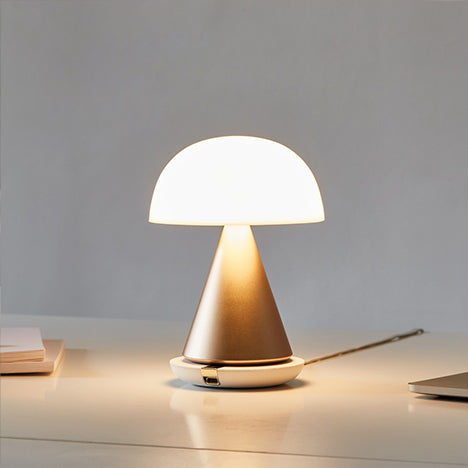 Lexon Mina Large Oplaadbare Tafellamp Goud│art. LH65MD│op draadloze oplader op bureau