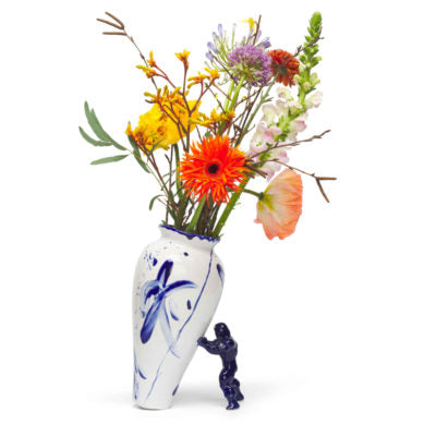 My Superhero Vaas • Jasmin Djerzic • Deze scheve vaas wordt in balans gehouden dankzij jouw eigen Superhero! Dit ontwerp van Jasmin Djerzic is volledig handgemaakt van keramiek. Met of zonder bloemen, deze vaas is een echte eyecatcher in huis! Verkrijgbaar in verschillende maten en kleuren.