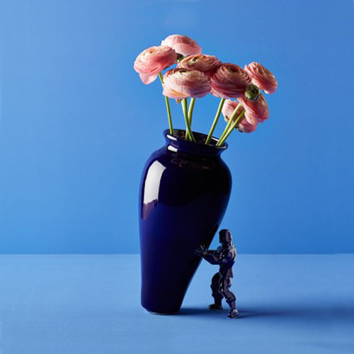 Deze scheve vaas wordt in balans gehouden dankzij jouw eigen Superhero! Dit ontwerp van Jasmin Djerzic is volledig handgemaakt van keramiek. Met of zonder bloemen, deze vaas is een echte eyecatcher in huis! Verkrijgbaar in verschillende maten en kleuren.