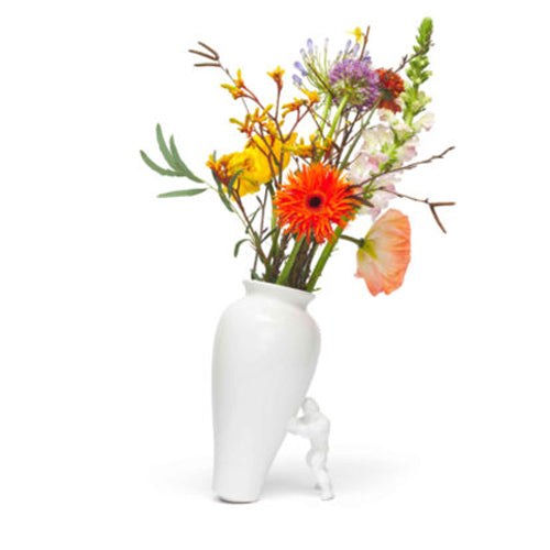Deze scheve vaas wordt in balans gehouden dankzij jouw eigen Superhero! Dit ontwerp van Jasmin Djerzic is volledig handgemaakt van keramiek. Met of zonder bloemen, deze vaas is een echte eyecatcher in huis! Verkrijgbaar in verschillende maten en kleuren.