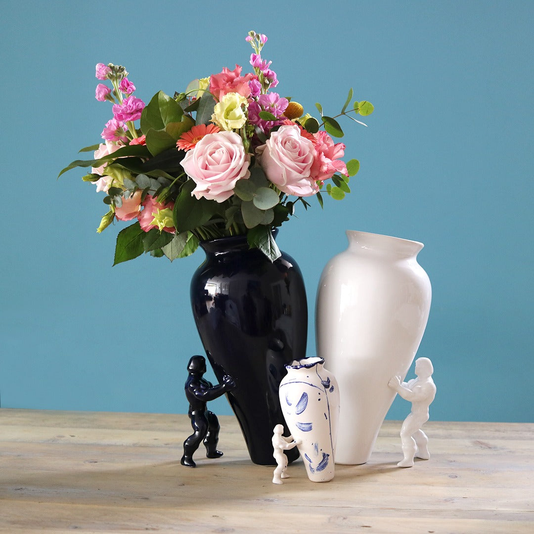 My Superhero Vaas • Jasmin Djerzic • Deze scheve vaas wordt in balans gehouden dankzij jouw eigen Superhero! Dit ontwerp van Jasmin Djerzic is volledig handgemaakt van keramiek. Met of zonder bloemen, deze vaas is een echte eyecatcher in huis! Verkrijgbaar in verschillende maten en kleuren.