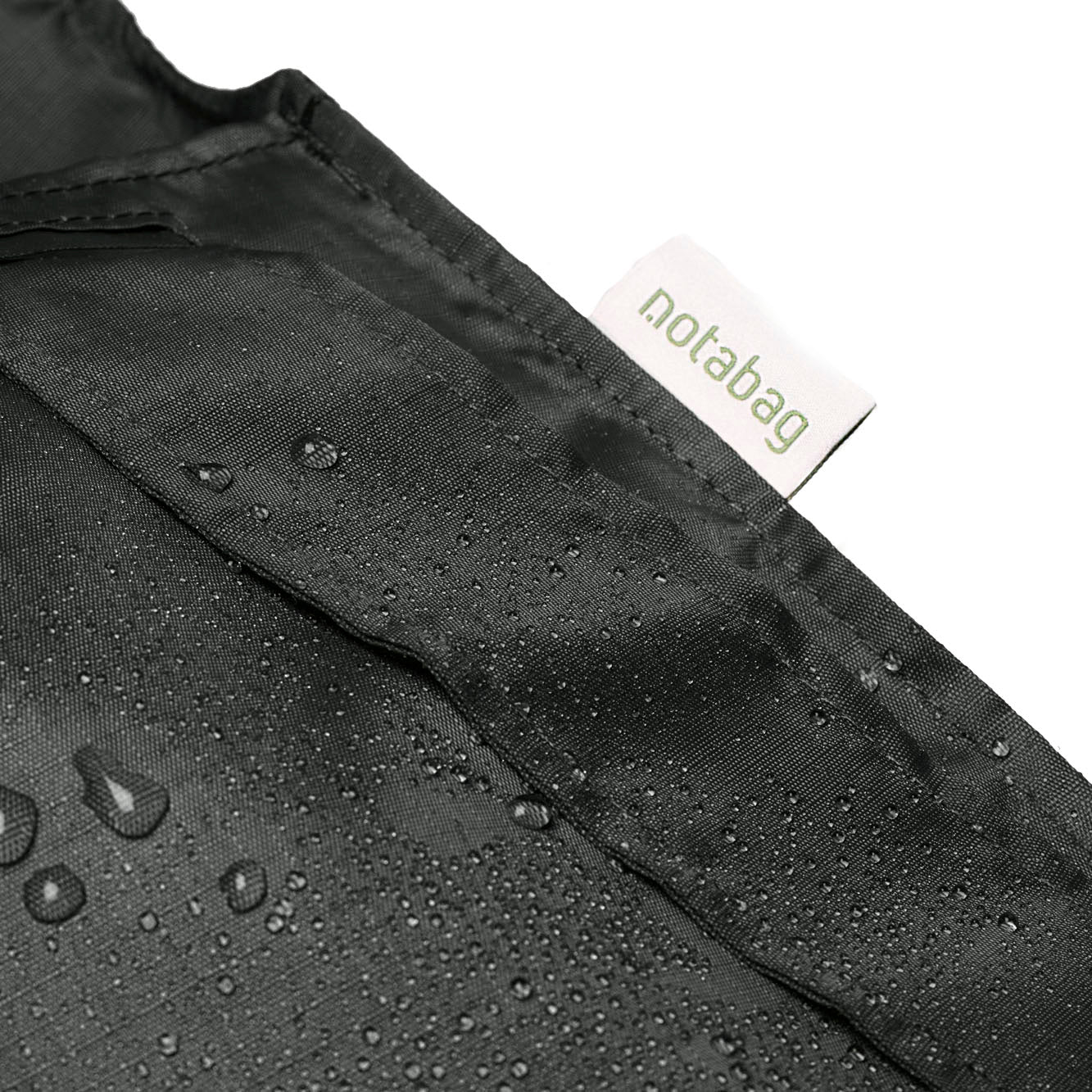Notabag Recycled Zwart│art. NB-RE-BK5│detail label met regendruppels