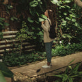 Notabag Recycled Zwart│art. NB-RE-BK5│vrouw met rugzak in botanische tuin