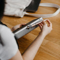 Orbitkey Nest Portable Organizer│Ash Grey│lifestyle foto met penhouder