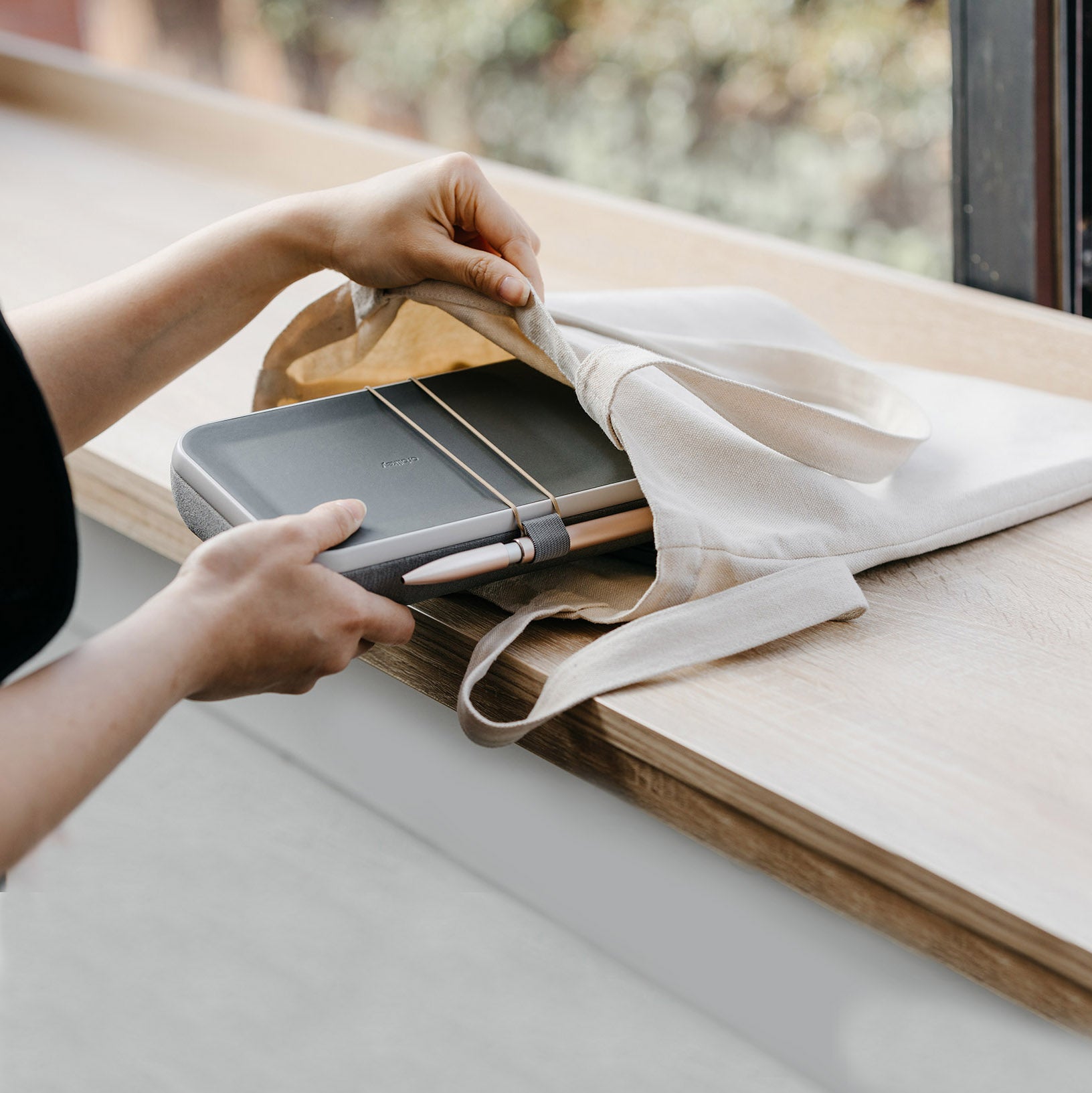 Orbitkey Nest Portable Organizer│Ash Grey│Lifestyle foto met stoffen tas
