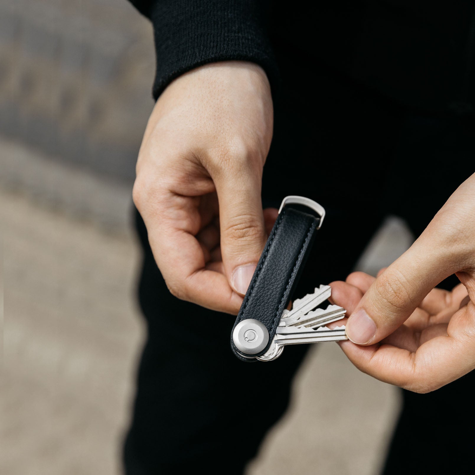 Key Organizer Orbitkey│Cactus Vegan black│CCLO-2-BKBK│Sleutelhanger leer geopend in hand