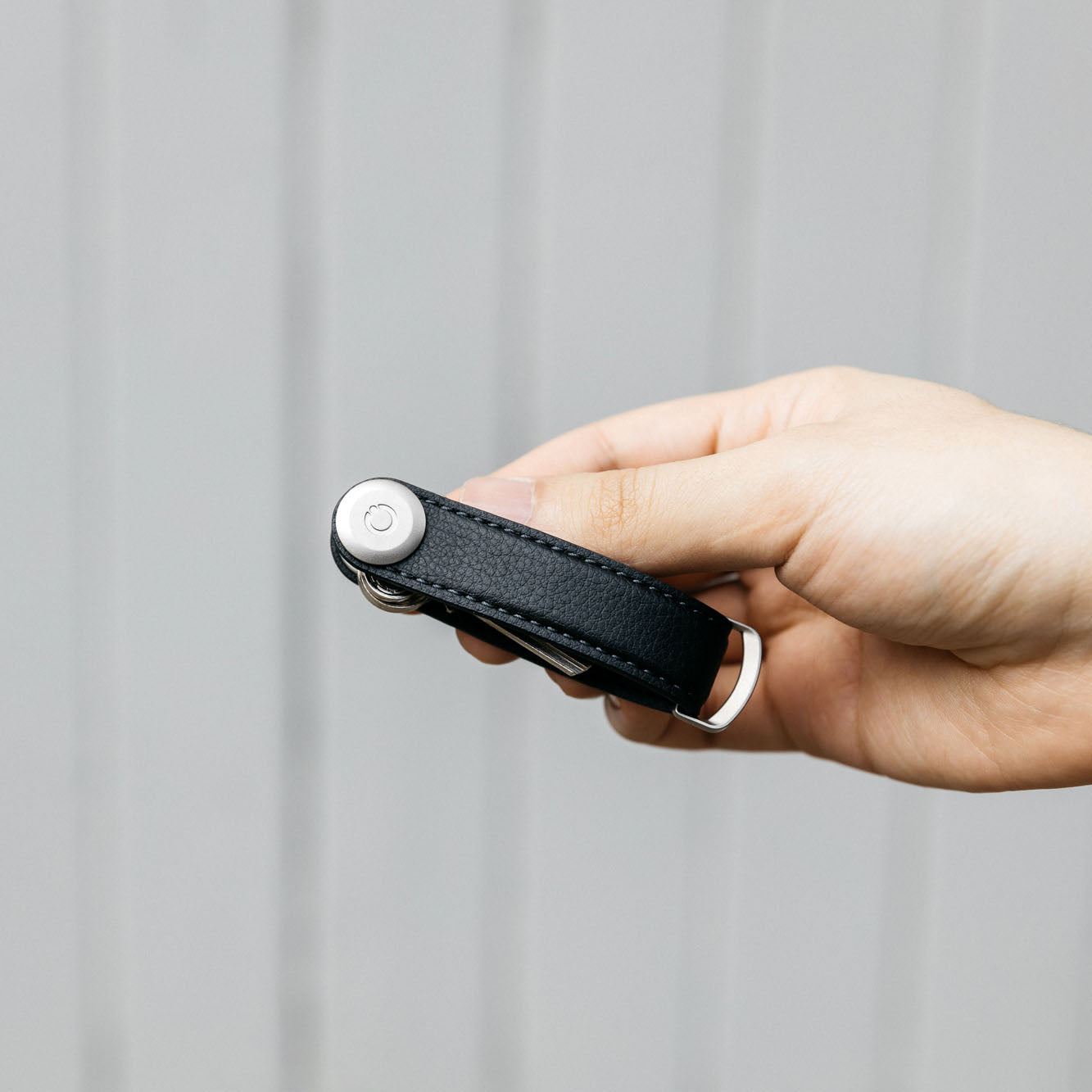 Key Organizer Orbitkey│Cactus Vegan black│CCLO-2-BKBK│Sleutelhanger leer gesloten in hand