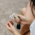 Key Organizer Orbitkey│Cactus Vegan Desert Sand│CCLO-2-DSDS│sleutelhanger leer geopend in hand met autosleutel