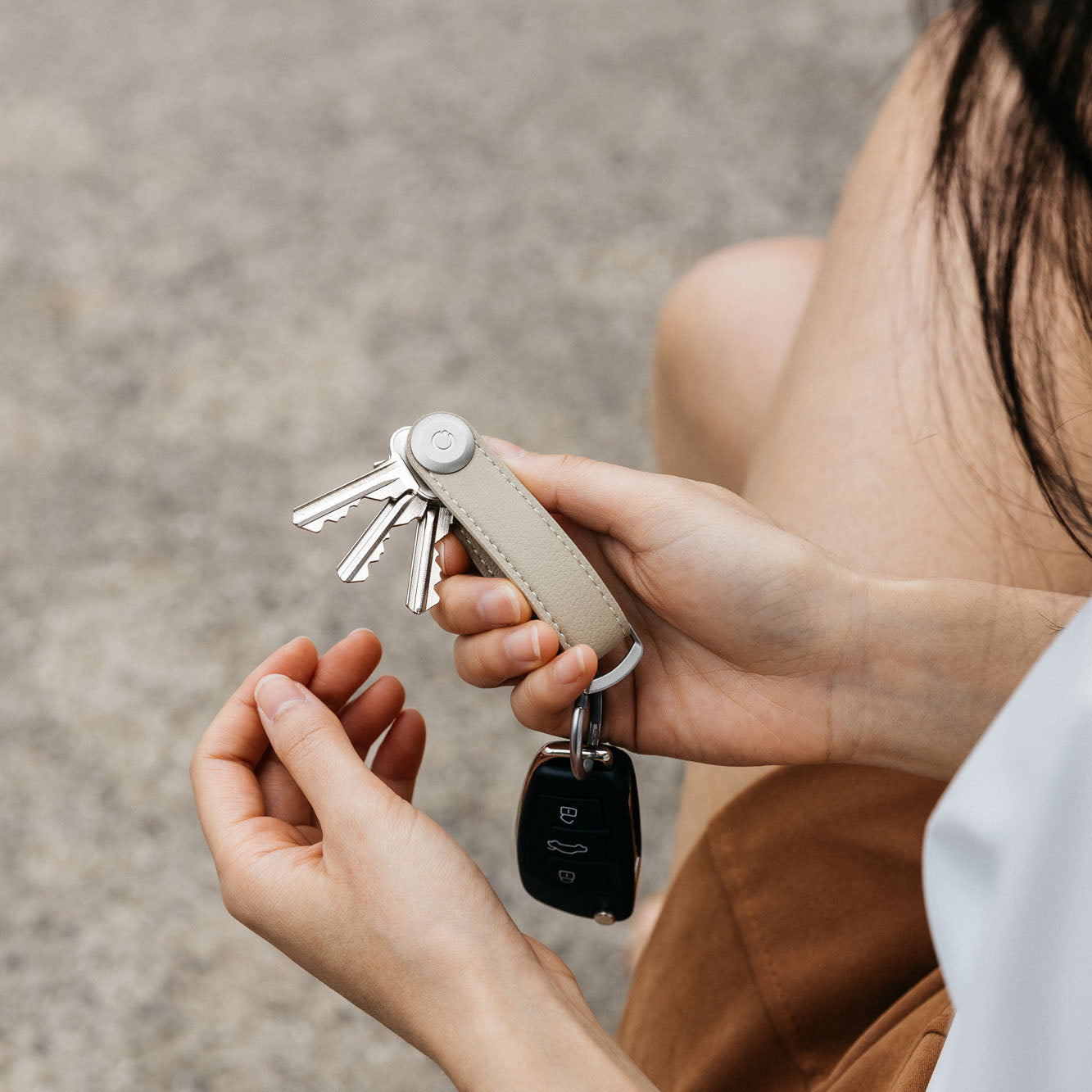 Key Organizer Orbitkey│Cactus Vegan Desert Sand│CCLO-2-DSDS│sleutelhanger leer geopend in hand met autosleutel