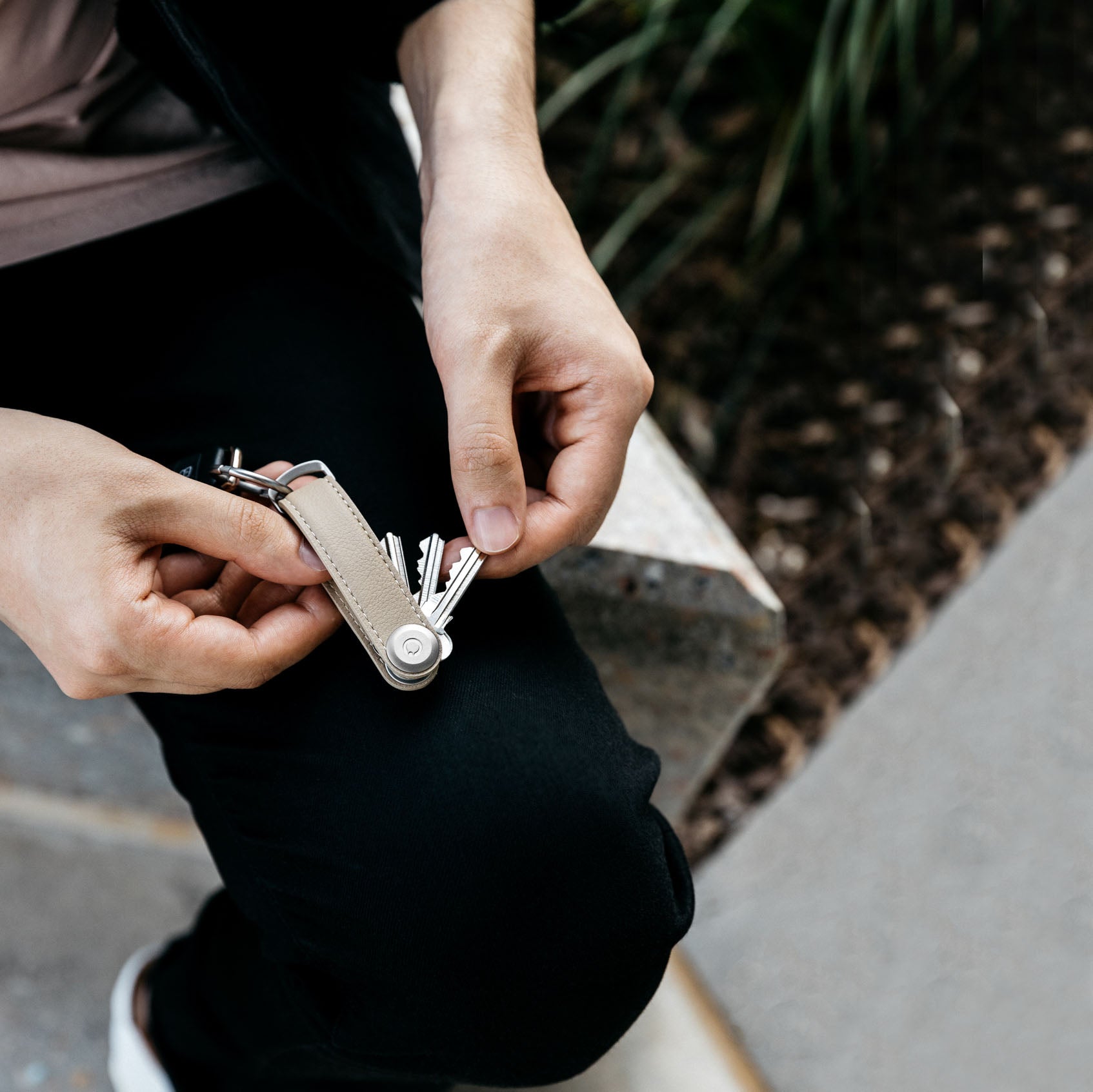 Key Organizer Orbitkey│Cactus Vegan Desert Sand│CCLO-2-DSDS│sleutelhanger leer geopend in hand