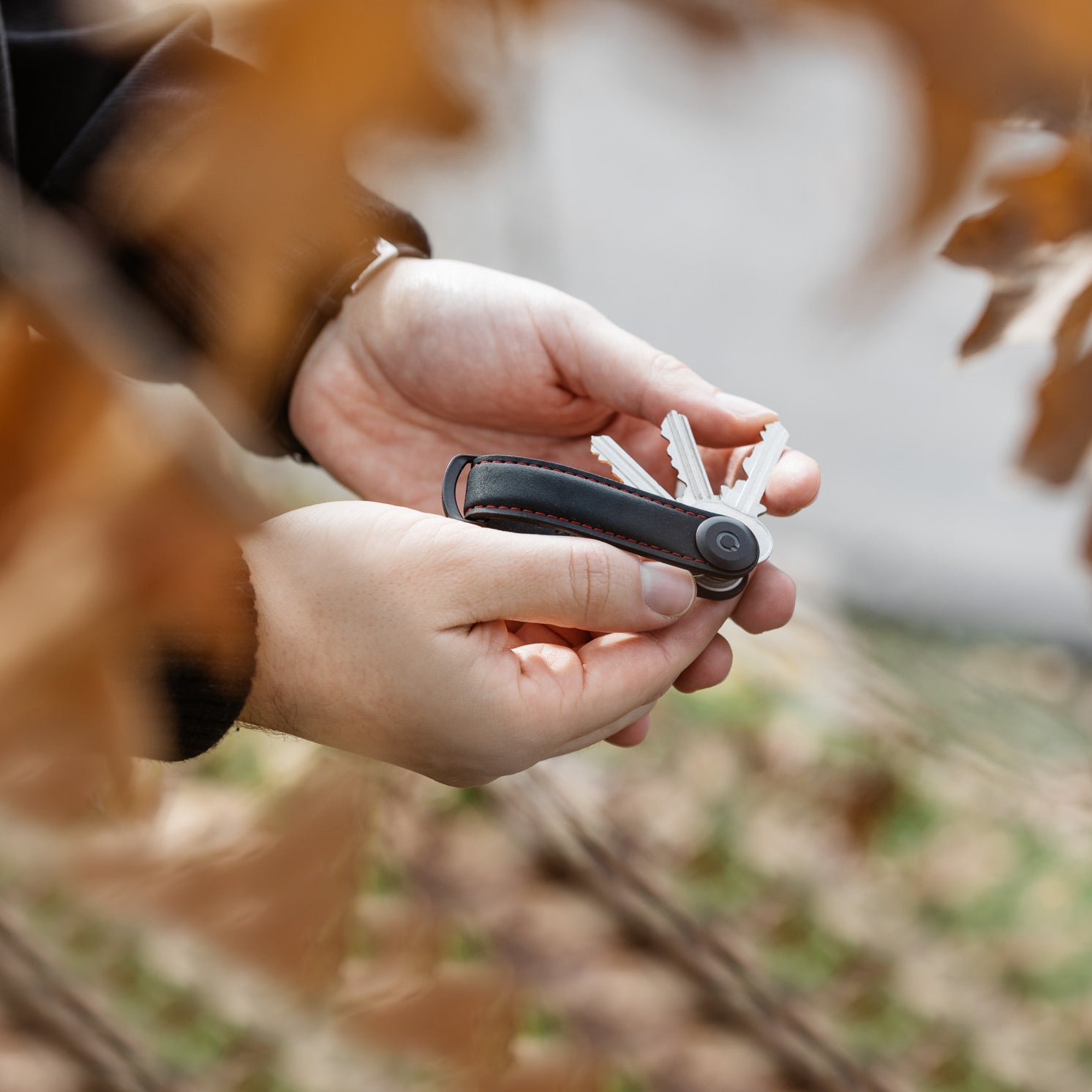 Key Organizer Orbitkey│Crazy Horse leather Obsidian Black-Red│CHLO-2-OBRDBK│sleutelhanger leer geopend in handen