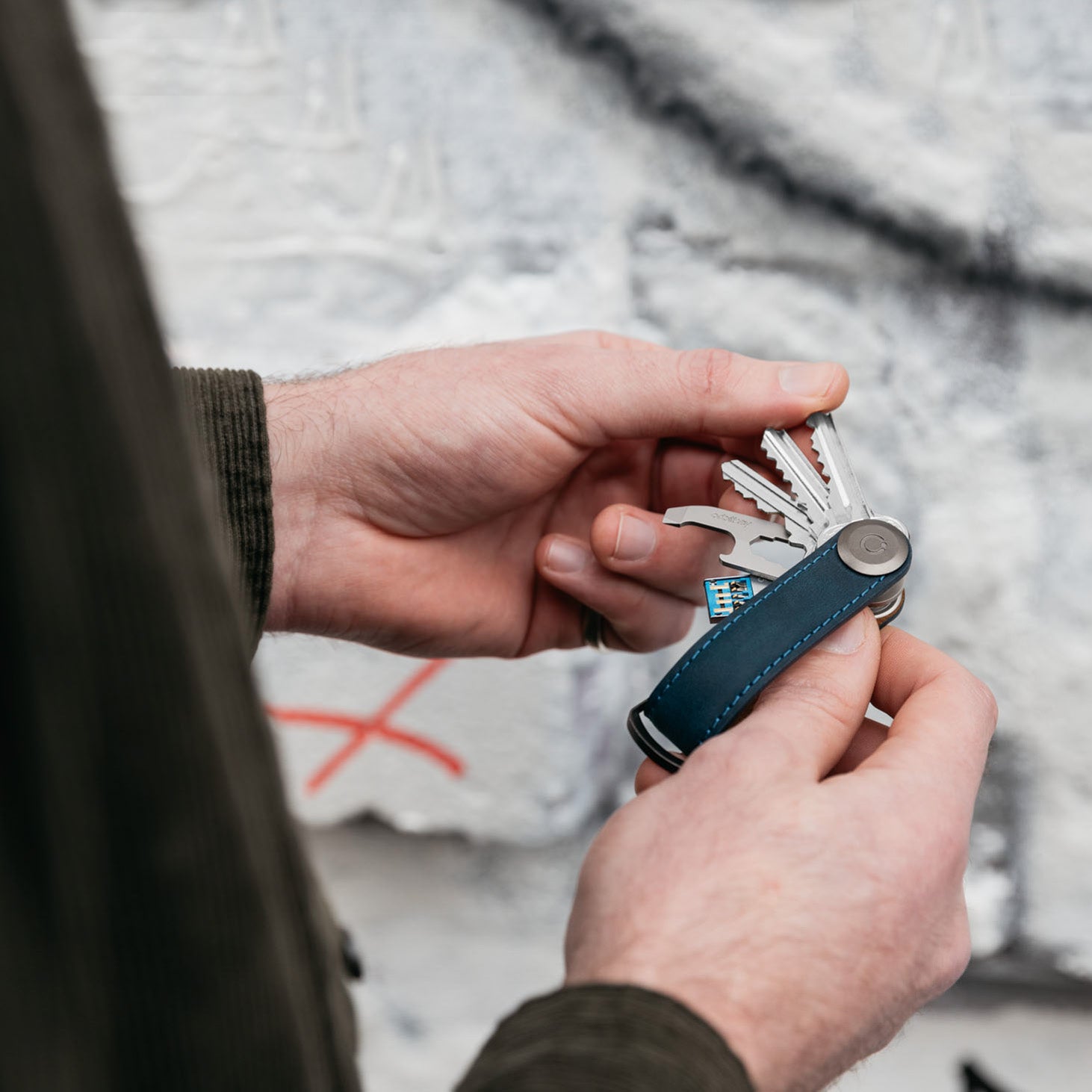 Key Organizer Orbitkey│Crazy Horse leather Marine Blue│art. CHLO-2-MBMBGM│sleutelhanger leer in handen