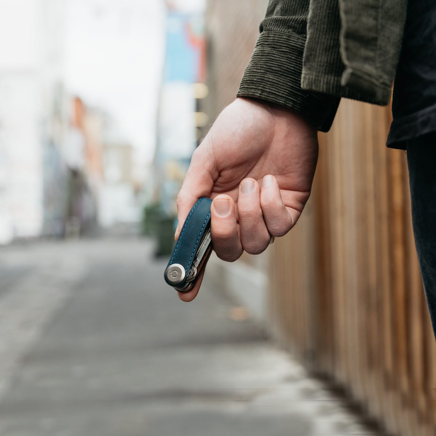 Key Organizer Orbitkey│Crazy Horse leather Marine Blue│art. CHLO-2-MBMBGM│sleutelhanger leer gesloten in hand