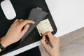 Orbitkey Desk Mat Large Black│Bureau-Organizer│detail met post-it tussen twee lagen