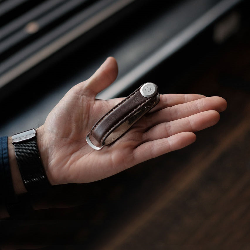 Key Organizer Orbitkey│Premium Leather Espresso Brown│art. LTHO-2-ESBR│sleutelhanger leer in hand