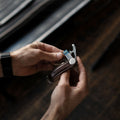 Key Organizer Orbitkey│Premium Leather Espresso Brown│art. LTHO-2-ESBR│sleutelhanger leerin hand met USB-stick