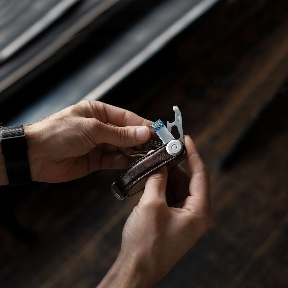 Key Organizer Orbitkey│Premium Leather Espresso Brown│art. LTHO-2-ESBR│sleutelhanger leerin hand met USB-stick