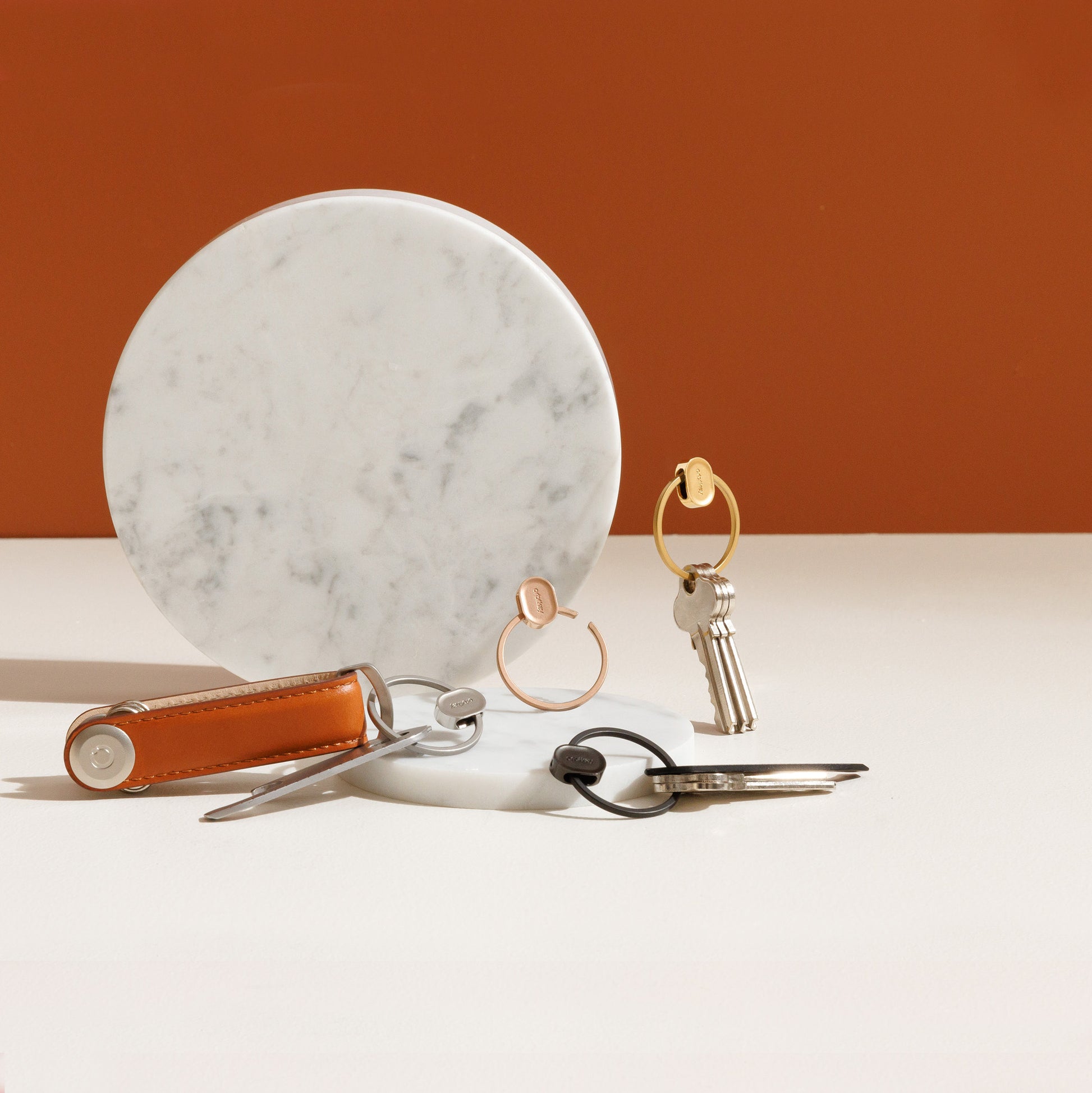 Orbitkey Ring V2 Yellow Gold│Sleutelhanger goud│PRN2-YGD-102│groep diverse kleuren op marmer