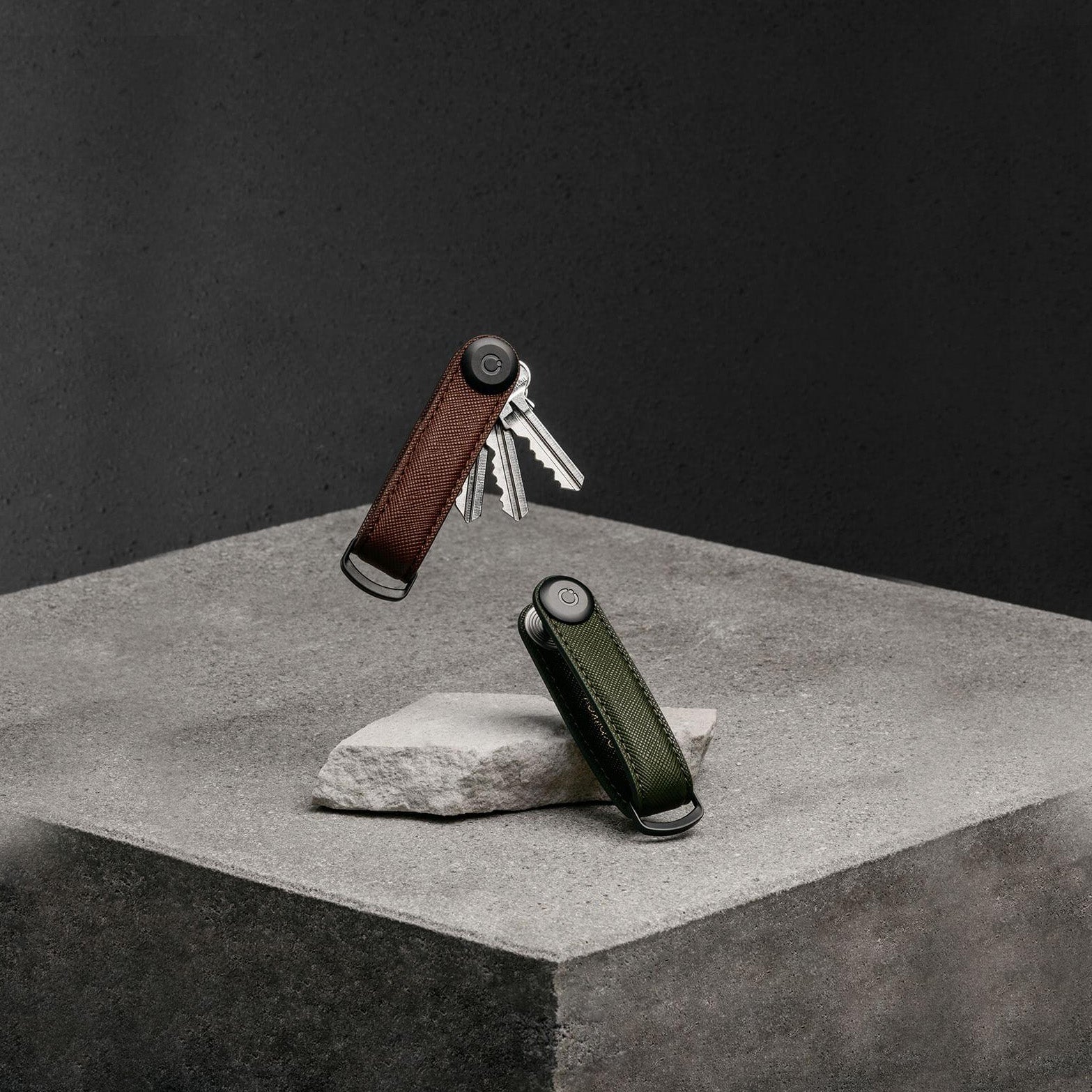 Key Organizer Orbitkey│Saffiano Leather Olive│SFLO-2-OVOVBK│Sleutelhanger leer op stene blok met dark Cherry